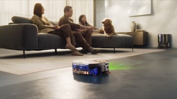 Dyson Spot+Scrub&trade; Ai wykorzystuje sztuczną inteligencję do&nbsp;wykrywania zabrudzeń oraz&nbsp;inteligentnego planowania sprzątania, automatycznie odkurzając i&nbsp;myjąc podłogi także w&nbsp;domach, w&nbsp;kt&oacute;rych mieszkają dzieci i&nbsp;zwierzęta