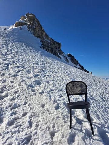 Gięcie litego drewna przy użyciu pary wodnej to technologia, która od ponad 160 lat definiuje charakter mebli produkowanych w Bystřicy pod Hostýnem 