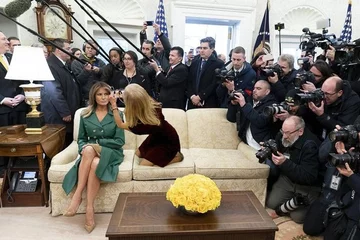 Przeróbka zdjęcia z Melanią Trump 