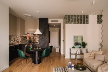 Ponad 80-metrowa przestrzeń, zaprojektowana przez zesp&oacute;ł architektek z&nbsp;pracowni FUGA Architektura Wnętrz to&nbsp;pełne doskonałego designu, miękkich tkanin i&nbsp;światła antidotum na&nbsp;zgiełk codzienności