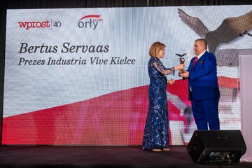 Tadeusz Dziedzic wiceprezes Industria Vive Kielce odbiera nagrodę Orły &bdquo;Wprost&rdquo;. Nagrodę wręczała Anna Krupka, wiceminister sportu i&nbsp;turystyki