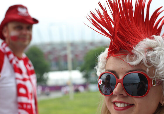 ...na meczu nie można było się pokazać bez biało-czerwonego stroju (fot. PAP/Rafał Guz)
