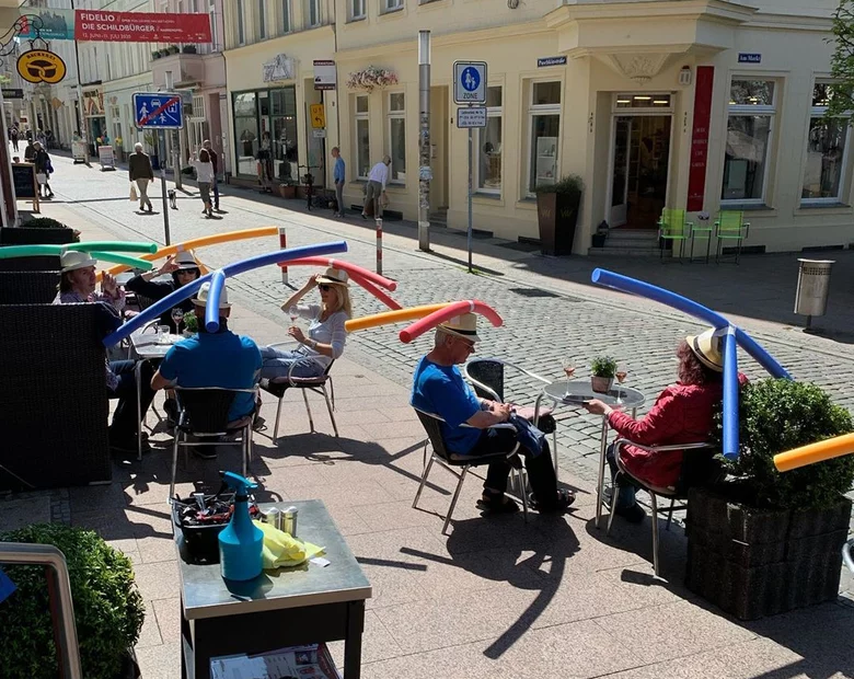 Miniatura: Piankowy makaron na głowie, zasłony...