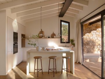 Dom w&nbsp;Empord&agrave; &ndash; kompozycja prostych brył, naturalnych materiał&oacute;w i&nbsp;światła, z&nbsp;płynnym przejściem między wnętrzem a&nbsp;krajobrazem, projekt D&rsquo;Aussy Interiors