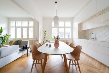 Minimalistycznie urządzone mieszkanie w&nbsp;kamienicy, projekt Studio COSMO
