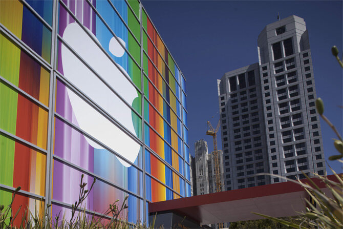 Yerba Buena Center for the Arts w San Francisco - tu Apple pokazał nowego iPhone'a i iPoda (fot. PAP/EPA/PETER DaSILVA)