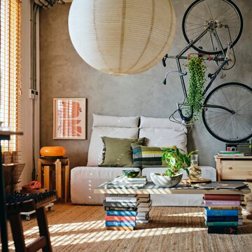 Nowa kolekcja IKEA KOMPISHÄNG powstała z myślą o niewielkich i wynajmowanych mieszkaniach. Meble mają być łatwe do przenoszenia i zmieniać funkcję wraz z potrzebami użytkownika 