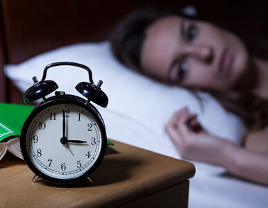 Każdej nocy budzisz się o konkretnej godzinie? Psychiatra wyjaśnia,...