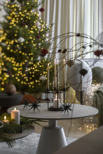 Świąteczny nastrój zaczyna się od architektury wnętrza – dobrze zaprojektowany dom pozwala celebrować Boże Narodzenie wszystkimi zmysłami, bez pośpiechu i bez kompromisów, projekt: Hola Design 