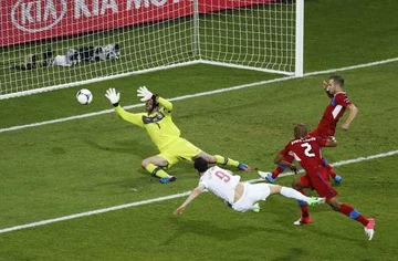 A miało być tak pięknie - Lewandowski na początku meczu myli się o centymetry (fot. EPA/ARMANDO BABANI/PAP)