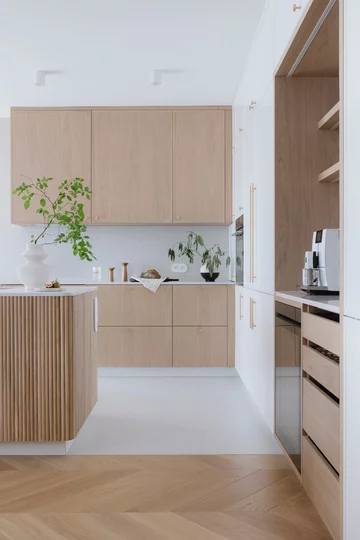 Projekt MIKOŁAJSKAstudio pokazuje, że styl japandi to nie tylko estetyka, ale przede wszystkim świadomie zaprojektowana przestrzeń sprzyjająca codziennemu komfortowi i wyciszeniu 