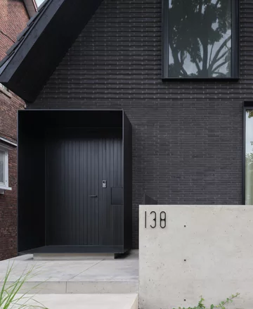 Dom z czarną kuchnią, projekt Batay-Csorba Architects 