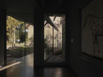 Maison Aub&eacute; w&nbsp;kanadyjskim Saint-Eustache to&nbsp;przykład wzorcowego połączenia XIX-wiecznego dziedzictwa z&nbsp;nowoczesną architekturą, kt&oacute;ra dyskretnie wtapia się w&nbsp;otaczający krajobraz
