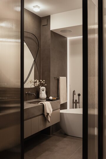 Apartament na warszawskim Mokotowie zaprojektowany przez VIA NOVA – przykład soft architecture, w której technologia KNX, stonowana paleta taupe i konsekwencja materiałowa budują ponadczasowy klimat 