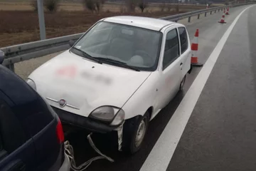 Policja zatrzymała mężczyzn holujących seicento 