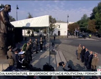 Miniatura: Komorowski złożył kwiaty przed pomnikiem...
