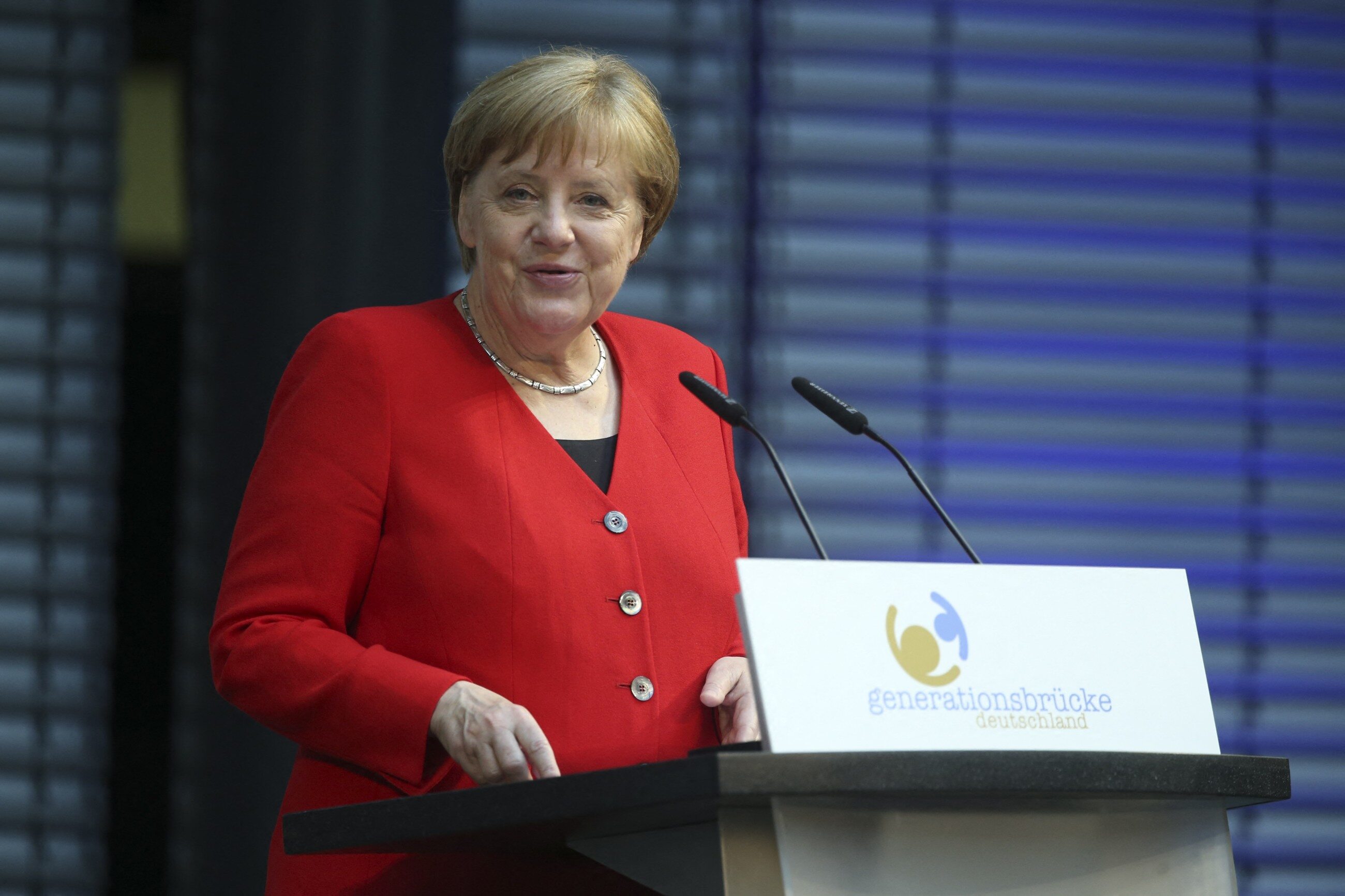 Podczas upalnego dnia w Berlinie doszło do niepokojąco wyglądającej sytuacji. Gdy Angela Merkel witała prezydenta Ukrainy Wołodymyra Zełenskiego…