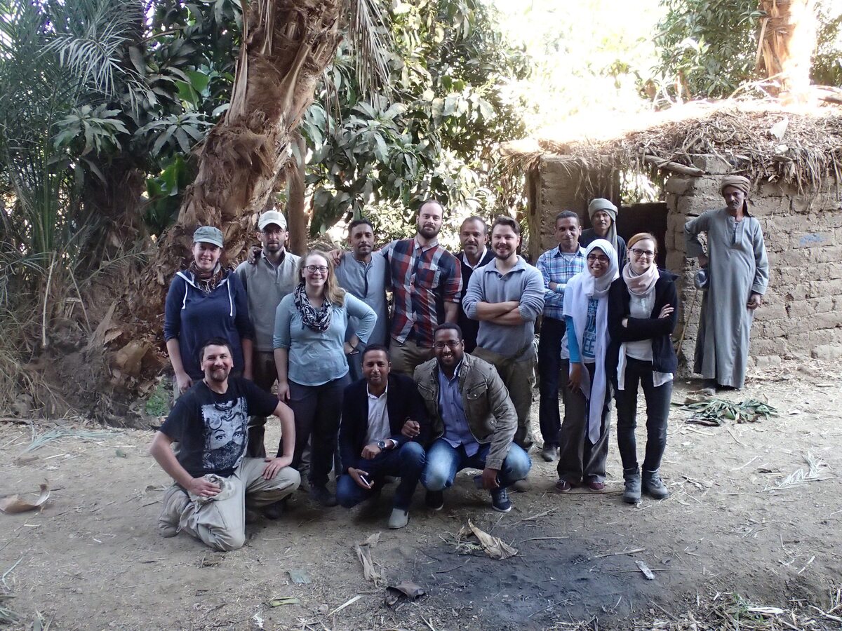 Polscy archeolodzy wraz z egipskimi przyjaciółmi w czasie badań zimą 2019 roku 