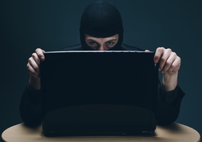 Podawał się za prokuratora, by zarobić. „Rośnie skala zjawiska kradzieży...