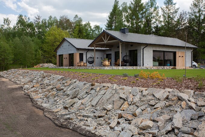 Dom, który wtapia się w krajobraz – idealne miejsce na spokojne poranki i wieczory w otoczeniu natury