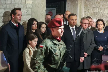 Prezydent Andrzej Duda na Wawelu oddał hołd Parze Prezydenckiej Ś.p. Lech i Maria Kaczyńscy spoczywają w krypcie Katedry Wawelskiej