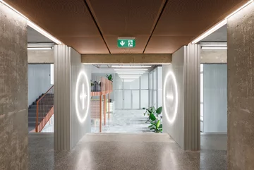 Dawny hotel robotniczy w Koszycach odzyskał modernistyczną godność, projekt  Atrium Architekti 