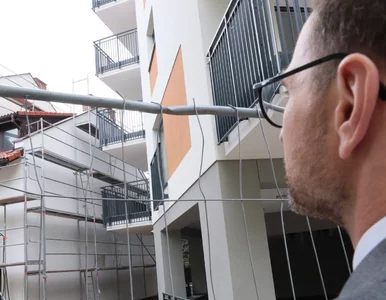 Miniatura: Balkony przy ścianie. Polityczny spór o...