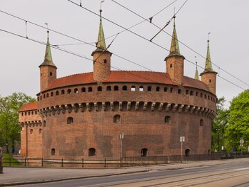 Gdzie możemy zwiedzić tę słynną budowlę?