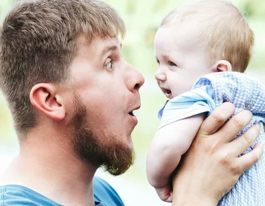 Miniatura: Ojców na urlopach przybywa. Ale ten trend...