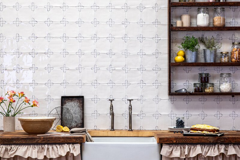 Te biało-niebieskie kafelki miały być pass&eacute;. Dziś to&nbsp;one nadają wnętrzom charakter, kt&oacute;ry zapamiętasz na&nbsp;długo