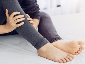 Miniatura: Swędzenie nóg może być objawem choroby....