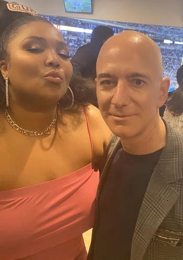 Lizzo i Jeff Bezos 