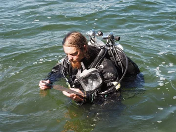 Badania archeologów UMK w jeziorze Lednica 
