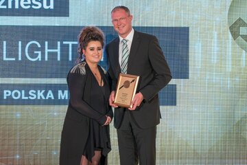 Tomasz Krywult (z prawej) oraz&nbsp;wręczająca nagrodę Tuzy Biznesu &bdquo;Wprost&rdquo; 2023 Marlena Wronkowska, dyrektor projekt&oacute;w biznesowych PMPG Polskie Media