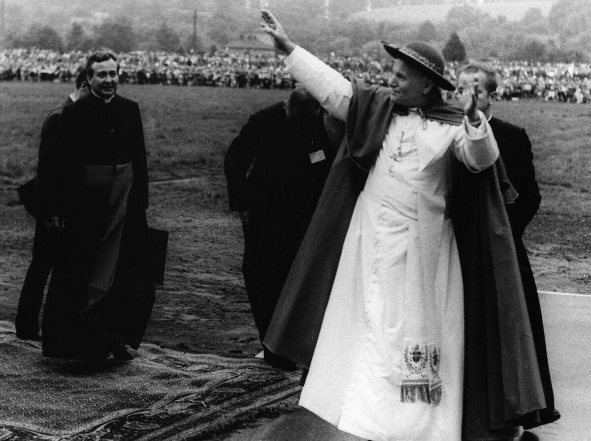 Jan Paweł II podczas pielgrzymki do Polski w 1979. Zdjęcie wykonane w Krakowie 