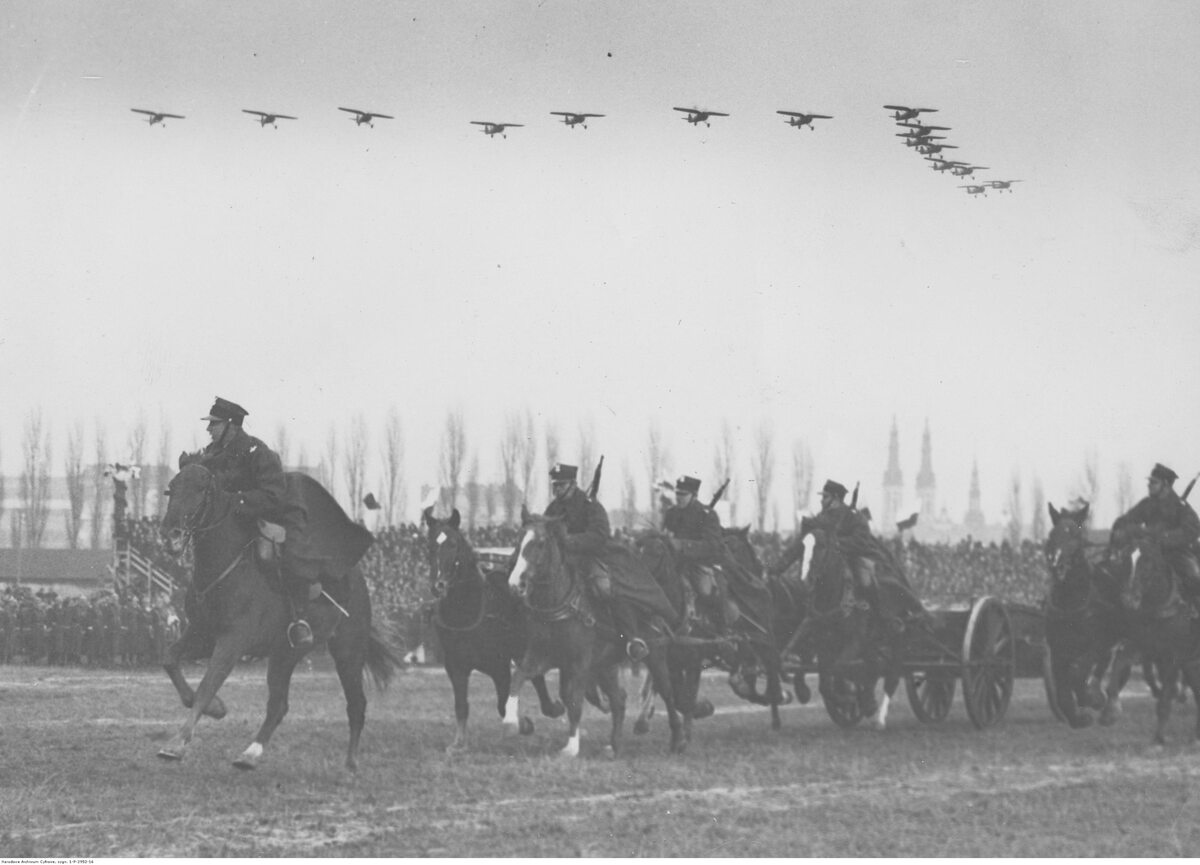 Defilada oddziału artylerii i przelot samolotów na Polu Mokotowskim w Warszawie Obchody Święta Niepodległości w 1933 roku