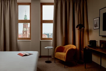 Projekt wnętrz B&B HOTEL Wrocław Old Town autorstwa AKA Studio nawiązuje do modernistycznej architektury budynku i estetyki Art Déco, reinterpretując historyczne detale we współczesny sposób 