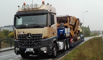 Przeładowany TIR wiozący kruszarkę