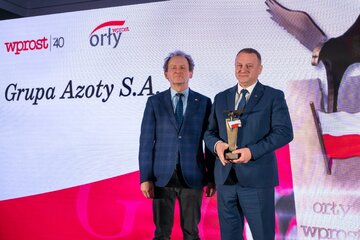 Zbigniew Paprocki (z prawej), oraz&nbsp;wręczający nagrodę prof. Włodzimierz Bernacki Sekretarz Stanu, Pełnomocnik Rządu ds. monitorowania wdrażania reformy szkolnictwa wyższego i&nbsp;nauki