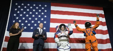 NASA pokazała nowe kombinezony 