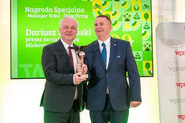 Dariusz Sapiński (z prawej) oraz&nbsp;wręczający nagrodę Jacek Czerniak, wiceminister rolnictwa