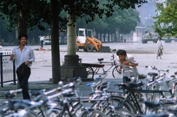 Człowiek ze jednego z najbardziej znanych zdjęć w historii na placu Tiananmen. Mężczyzna stanął naprzeciw kolumny chińskich czołgów. Widać go po lewej stronie, 1989 r.