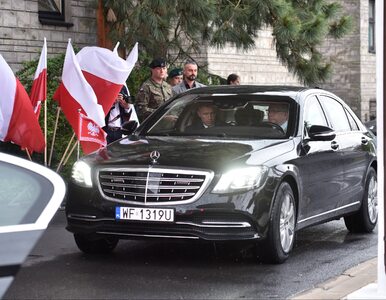 Miniatura: Duda mknie limuzyną i żartuje z upałów....