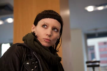 Rooney Mara w filmie „Dziewczyna z tatuażem” (2011) 