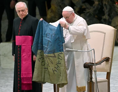 Miniatura: Papież pocałował flagę Ukrainy z Buczy....