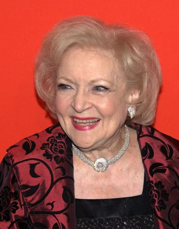 13. Betty White i chleb krojony Jedna z najbardziej uwielbianych w USA aktorek Betty White urodziła się w 1922 roku, zaledwie sześć lat przed tym, jak Chillicothe Baking Company sprzedała 7 lipca 1928 roku pierwszy bochenek pokrojonego chleba.