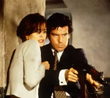 Izabella Scorupco i Pierce Brosnan w filmie „GoldenEye” 