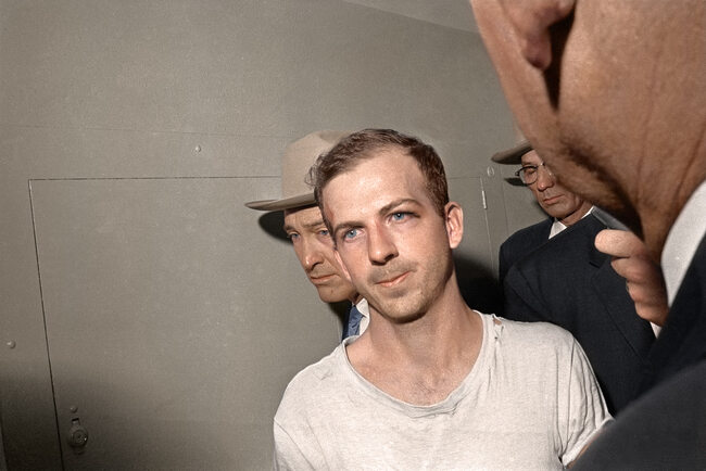 Lee Harvey Oswald przed procesem w którym oskarżony został o morderstwo Johnna F. Kennedy'ego