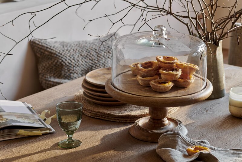 Rustykalny st&oacute;ł z&nbsp;naturalnego drewna staje się centrum codziennych spotkań