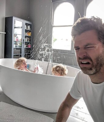 Miniatura: Simon Hooper pokazuje trudy ojcostwa!...